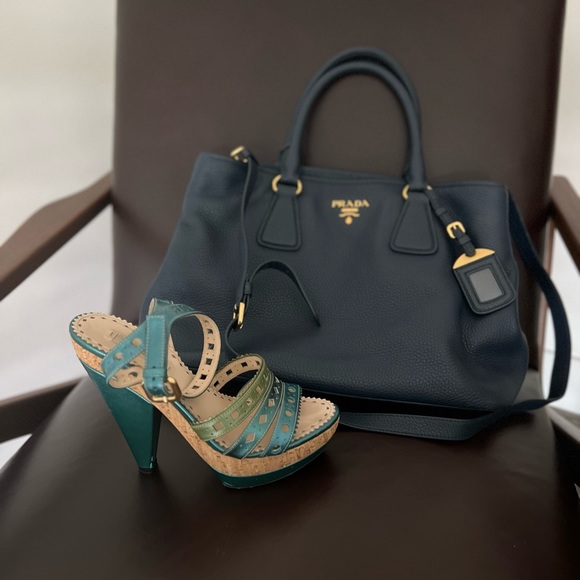 This bag is in mint condition. Purchased in 2015 and barely used. No scratches. - Picture 9 of 10